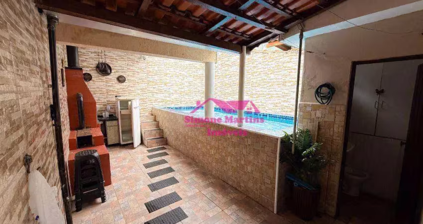 Casa com 03 dormitórios e piscina em localização privilegiada na praia de mongaguá