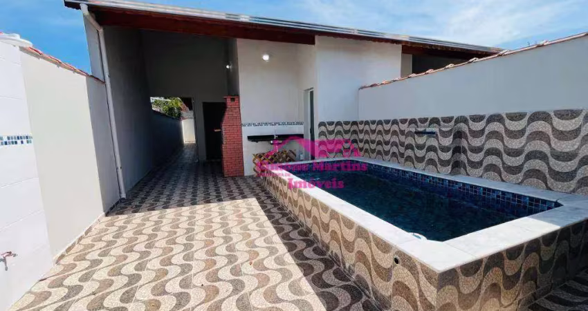 Casa nova com piscina na praia de itanhaém em rua pavimentada