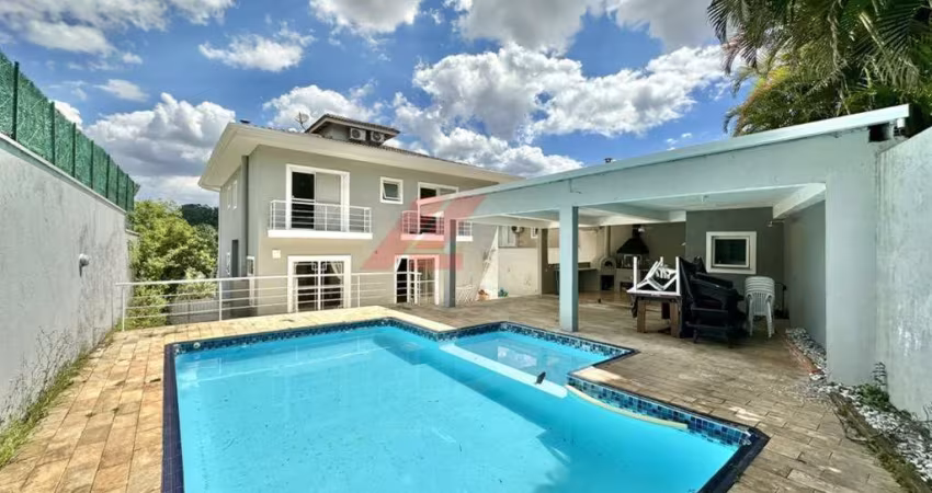Imperdível: Casa em Condomínio à venda em Carapicuíba-SP, Golf Gardens, com 4 quartos, 3 suítes, 1 sala, 5 banheiros, 6 vagas de garagem e 400,71 m² de área.