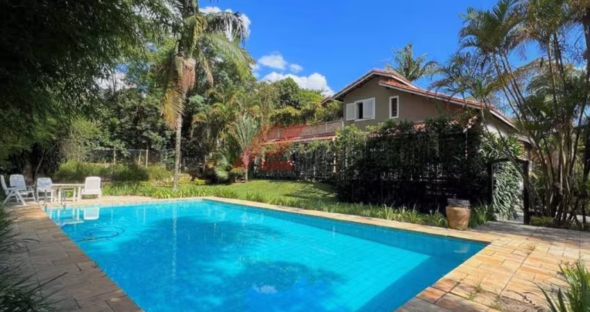 Linda casa de alto padrão em condomínio na Chácara Granja Velha em Carapicuíba-SP: 5 quartos, 2 suítes, 1 sala, 6 banheiros, 10 vagas e 804,46 m².