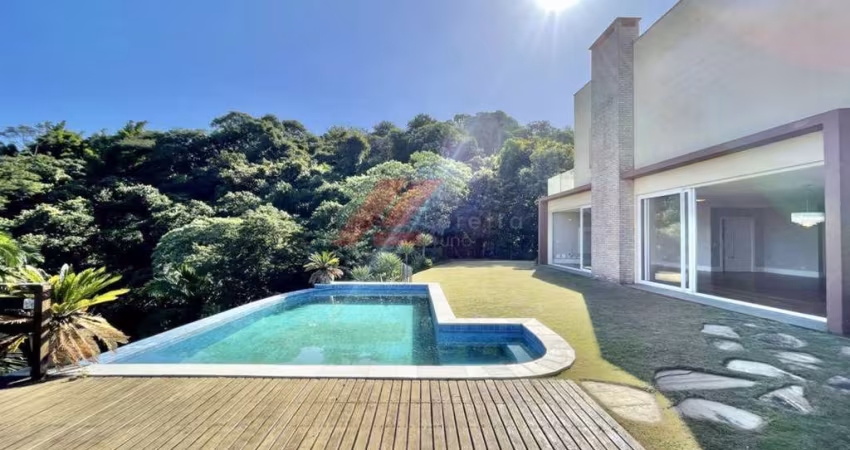 Imponente casa em condomínio na Pousada dos Bandeirantes, Carapicuíba-SP: 4 quartos, 4 suítes, 6 banheiros e 5 vagas!