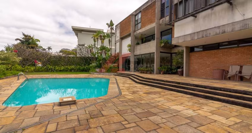Casa de Luxo para Locação em Pacaembu, São Paulo-SP: 4 quartos, 4 suítes, 3 salas, 6 banheiros, 8 vagas, 885,30 m².