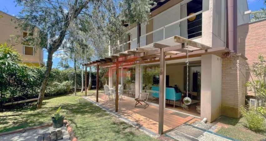 Imperdível casa em condomínio na Chácara dos Lagos, Carapicuíba-SP! 4 quartos, 2 suítes, 1 sala, 4 banheiros, 5 vagas de garagem, 221,80m²!