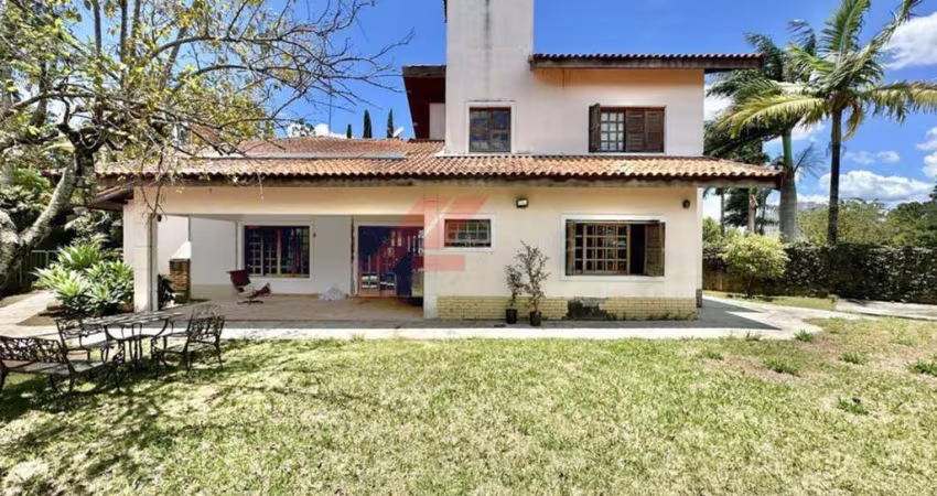 Casa de luxo em condomínio no Jardim Ana Estela, Carapicuíba-SP: 3 quartos, 3 suítes, 4 banheiros, 8 vagas de garagem, 255,13 m².