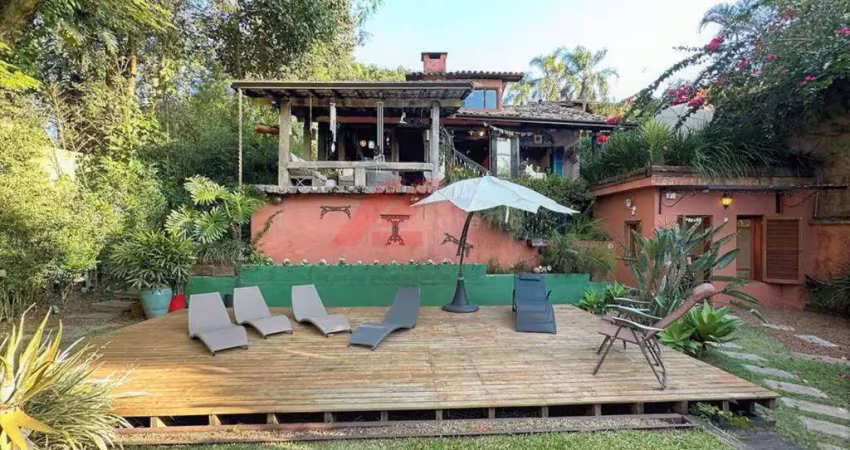 Imperdível! Casa à venda em Cotia-SP, Chácara Eliana: 3 quartos, 3 suítes, 2 salas, 5 banheiros, 1 vaga, 334,38 m².