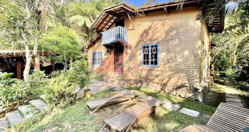 Imponente Residência em Condomínio no Bairro Moinho Velho, 3 Quartos, 1 Suíte, 4 Banheiros, 8 Vagas, 440,61 m² - Embu das Artes-SP