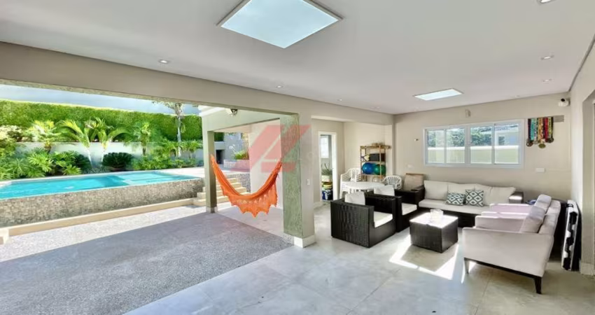 Casa de alto padrão em condomínio à venda em Cotia-SP - 3 quartos, 1 suíte, 4 banheiros, 6 vagas - Jardim Colibri - 335,41m².