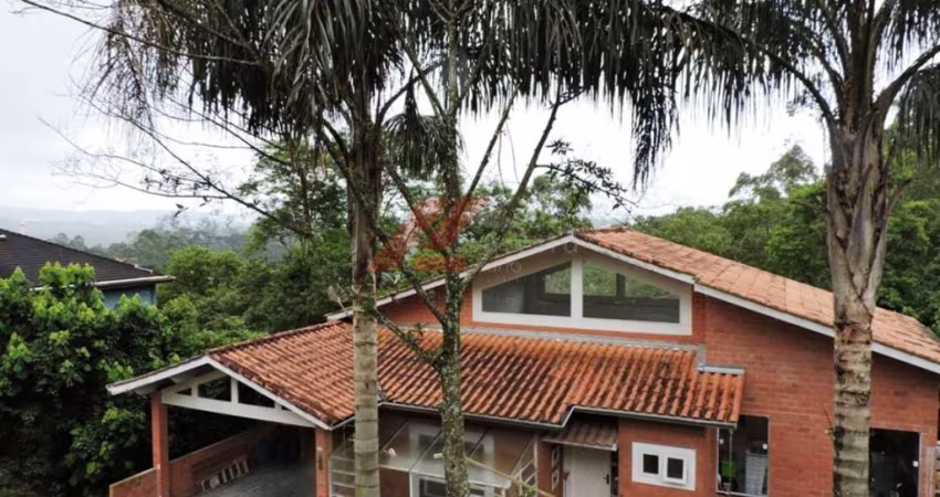 Casa de Luxo em Condomínio à Venda em Embu das Artes - Jardim Indaiá 4 quartos, 1 suíte, 1 sala, 4 banheiros, 4 vagas, 205m².