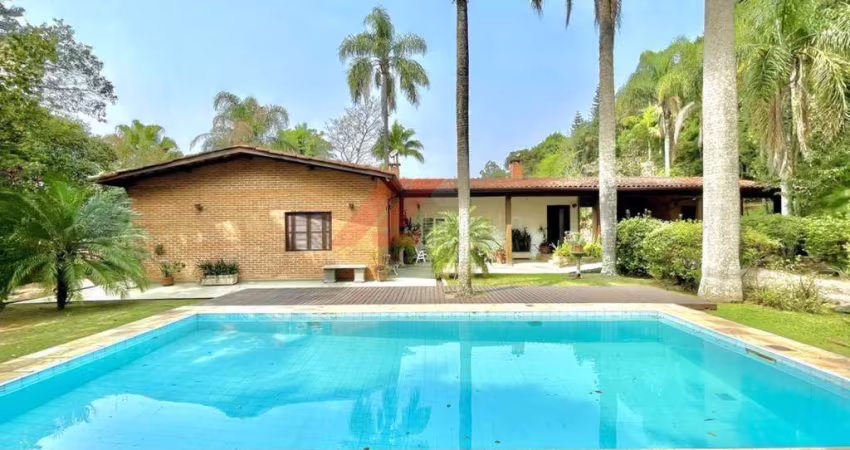 Casa de luxo em condomínio à venda em Embu das Artes - 4 quartos, 2 suítes, 12 vagas - Moinho Velho 398,99m²