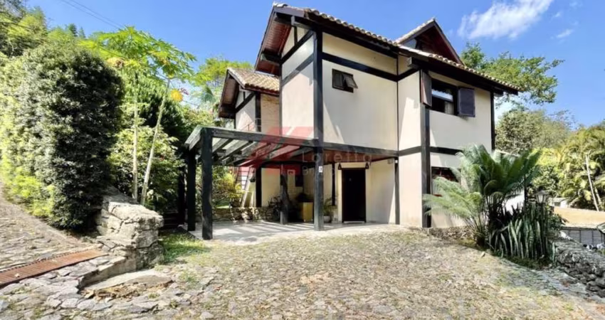 Venda: Casa em Condomínio de Alto Padrão em Carapicuíba-SP, Chácara Santa Lúcia - 3 Quartos, 1 Suíte, 3 Banheiros, 3 Vagas, 183,31 m².