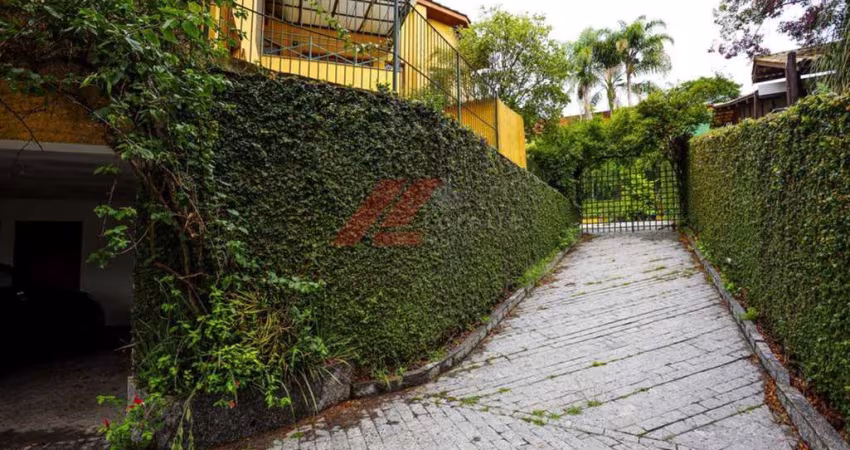 Luxuosa mansão de 4 suítes na Granja Viana II, Cotia-SP: 482m², 2 salas, 7 banheiros, 6 vagas. Imperdível!
