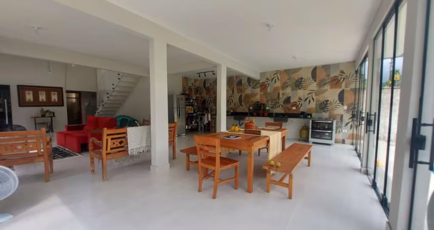 UBATUBA - 4 dorm (Sendo 2 suítes), 3 vagas de garagem,
