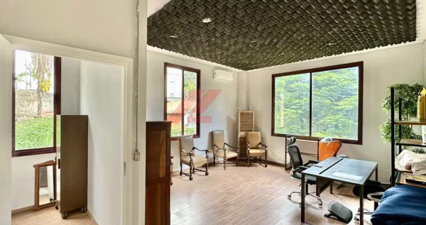 Excelente oportunidade: Sala comercial em condomínio na Chácara São João, Carapicuíba-SP! 2 salas, 2 banheiros, 2 vagas, 86,01 m².