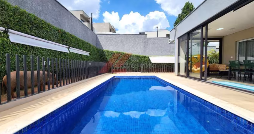 Casa em Condomínio de Luxo na Granja Viana: 3 Quartos, 3 Suítes, 4 Banheiros, 5 Vagas e 303,95 m² - Carapicuíba-SP