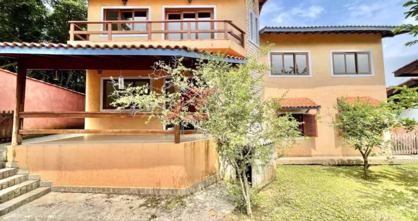 Casa de Luxo em Condomínio: 5 quartos, 2 suítes, 6 banheiros, 3 vagas, 360,40 m² em Barueri-SP, bairro São Fernando.