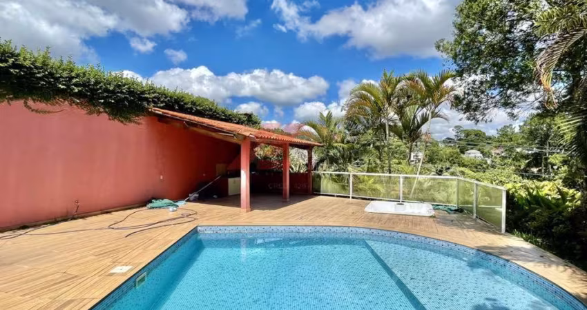Imperdível oportunidade de adquirir uma casa de alto padrão na Chácara São João, em Carapicuíba-SP, com 4 quartos, 1 suíte, 4 banheiros, 6 vagas de garagem e 409,00 m² de área. Confira!