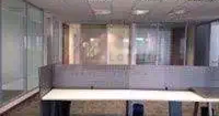 Edifício moderno com sala de reunião, auditório equipado e decorado.