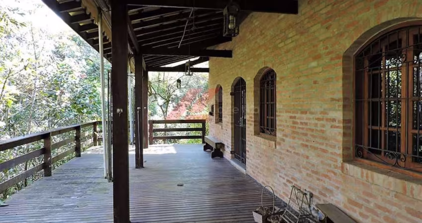 Magnífica casa à venda em Jandira-SP, Chácaras do Peroba: 3 quartos, 1 suíte, sala, 3 banheiros, 6 vagas de garagem, 372,58 m².