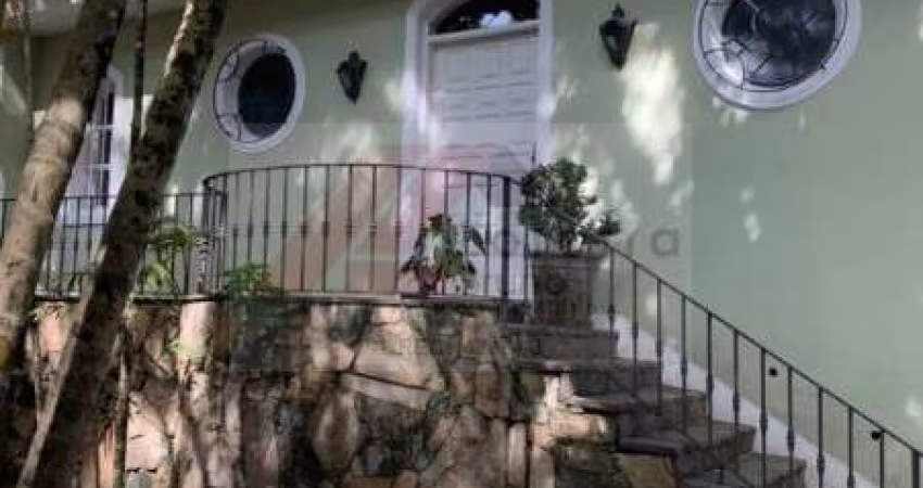 Imperdível casa de luxo com 5 quartos e 4 suítes no Fazenda Morumbi, São Paulo-SP! 400m² de área e 4 vagas de garagem.