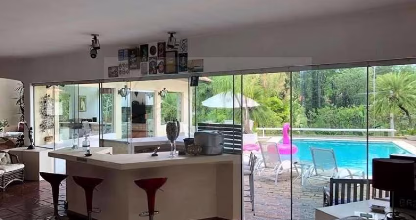 Cond. Granja do Lago - Térrea com estilo! Piscina, adega, vista e apto hóspedes. Estuda permuta por apto em Santos, até R$ 800.000,00