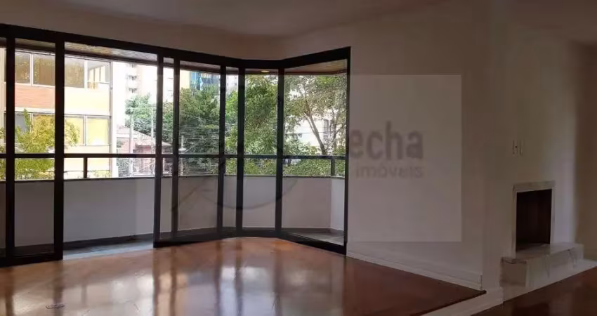 Excelente apartamento, totalmente reformado, 204m² - 4 dormitórios, sendo 2 suítes e 3 vagas