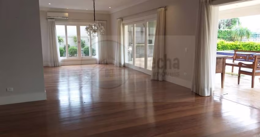 CASA EM RUA FECHADA 750 M² - 5 SUÍTES e 6 VAGAS.