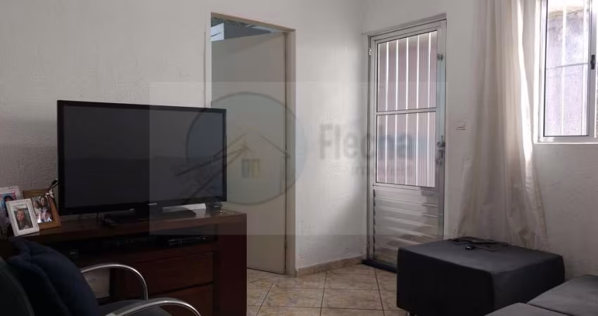 Casa térrea em bom estado - 2 dormitórios e 1 vaga. Edícula com 2 dormitórios.