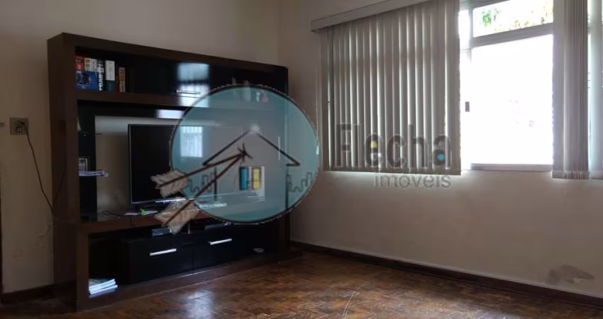 Casa com uma boa estrutura em terreno plano em ótima localização em rua sem saída.