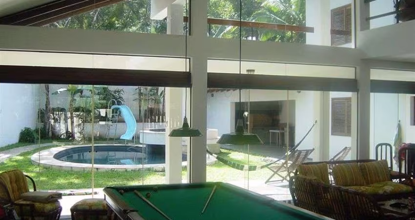 Imperdível residência para até 30 pessoas com 7 quartos na Praia do Tenorio, Ubatuba-SP: 7 suítes, 2 salas, 9 banheiros, 6 vagas de garagem, 600m²!