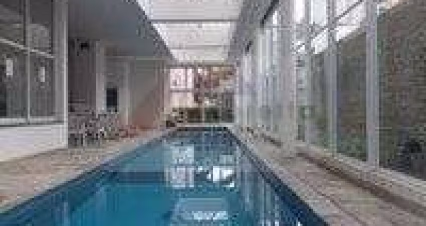 Apartamento totalmente reformado, em andar alto com vista linda! Área útil 225,65m², 4 suítes , 6 banheiros, 5 vagas de garagens escrituradas.