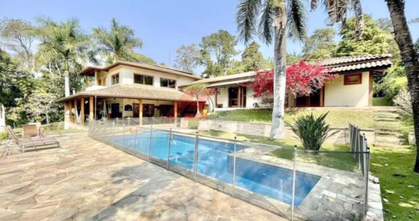 Casa de luxo à venda em Carapicuíba-SP, Chácara Vale do Rio Cotia: 4 quartos, 4 suítes, 2 salas, 6 banheiros, 6 vagas, 540m². Venha conferir!