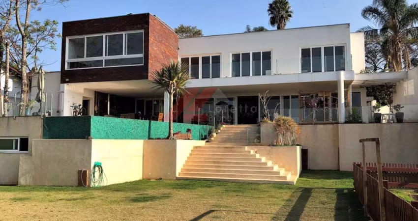 Luxuosa casa para locação em Carapicuíba-SP, bairro Nova Fazendinha: 4 quartos, 4 suítes, 1 sala, 6 banheiros, 3 vagas, 550m².