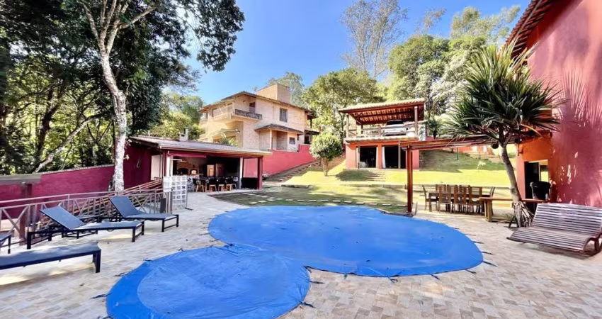 Casa de luxo em condomínio na Chácara dos Lagos, Carapicuíba-SP: 4 quartos, 4 suítes, 3 salas, 5 banheiros, 4 vagas, 1.400m².
