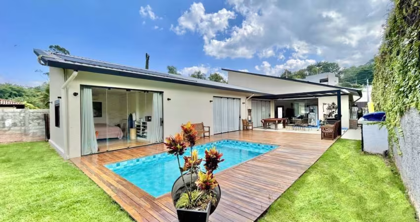 Imperdível: Casa à venda em Cotia-SP na Chácara Eliana - 3 quartos, 3 suítes, 1 sala, 5 banheiros, 3 vagas de garagem - 277,47 m²!