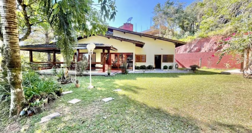 Imóvel de luxo: Casa em condomínio com 5 quartos e 3 suítes na cidade de Carapicuíba-SP, Águas da Fazendinha.