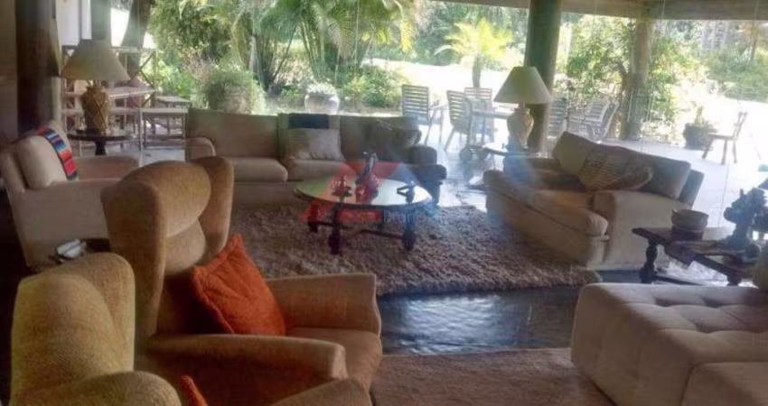 Imperdível oportunidade: Casa de alto padrão à venda em Itapevi-SP, no Jardim Mirador, com 5 quartos, 1 suíte, 2 banheiros, 9 vagas e 300m².