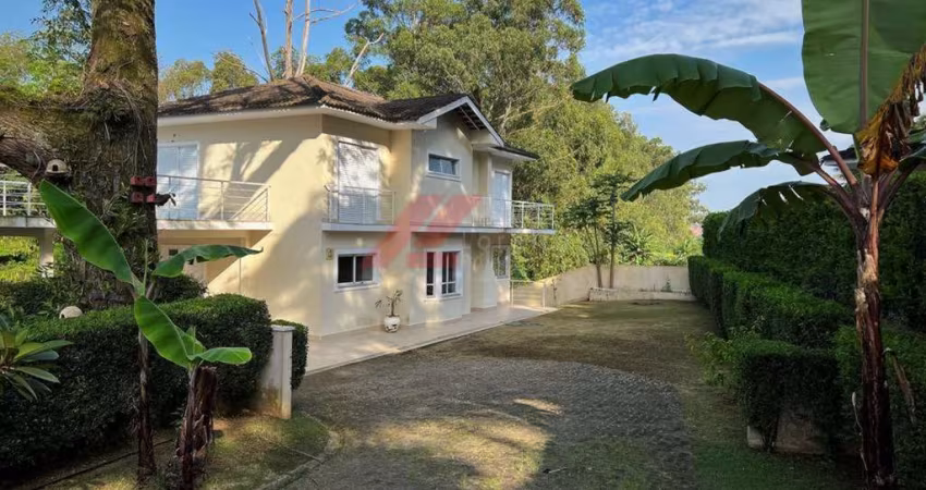 Imóvel de alto padrão: Casa em condomínio com 4 quartos e 2 suítes na Chácara Santa Lúcia, Carapicuíba-SP.