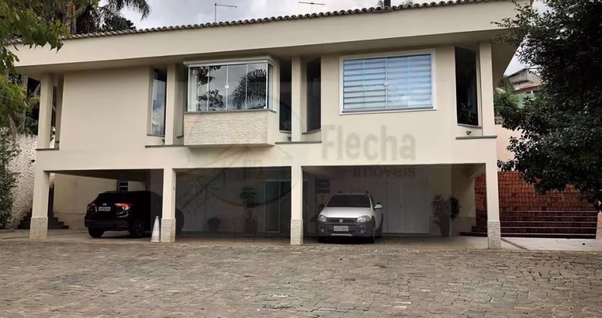 Casa de luxo em condomínio à venda em Cotia-SP, 4 quartos, 2 suítes, 5 banheiros, 13 vagas de garagem, 587,50 m².
