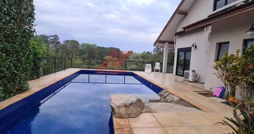 Imperdível casa em condomínio à venda em Cotia-SP, no Jardim Mediterrâneo - 3 quartos, 2 suítes, 4 salas, 3 banheiros, 6 vagas, 557,14 m².