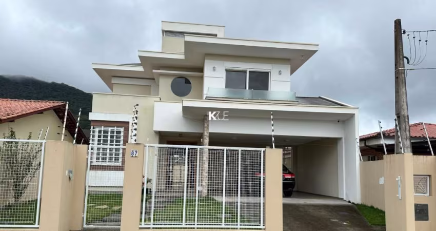 Casa com 3 quartos para alugar na Rua Itamirim, --, Itacorubi, Florianópolis