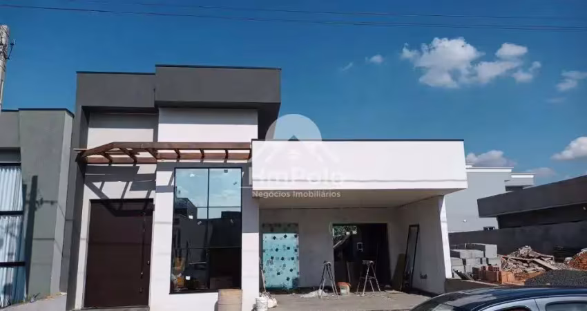CASA TÉRREA COM 3 SUÍTES E PISCINA À VENDA EM CONDOMÍNIO DE HORTOLÂNDIA - SP