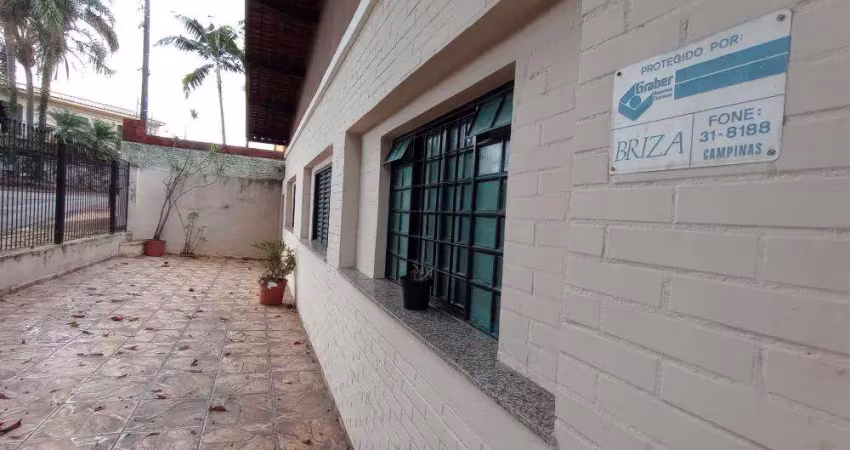 Casa térrea à venda no Parque Taquaral, em rua tranquila com linda praça na frente - Campinas/SP