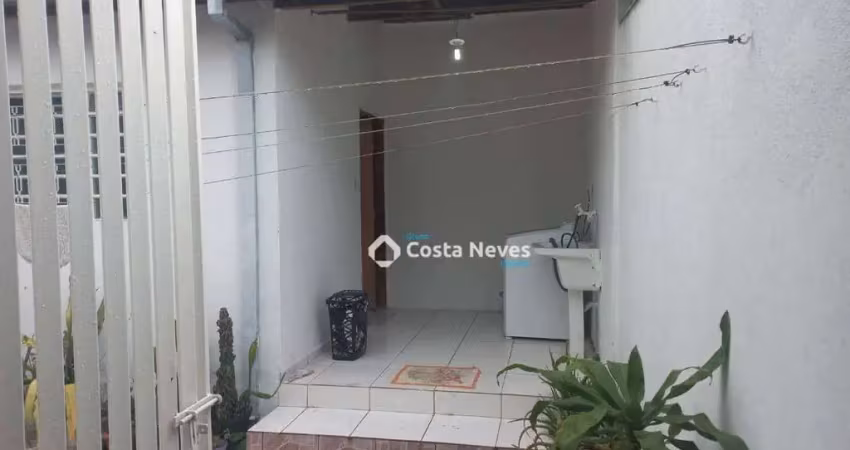 Casa térrea de 2 dormitórios em ótima localização no Jardim Oriente.