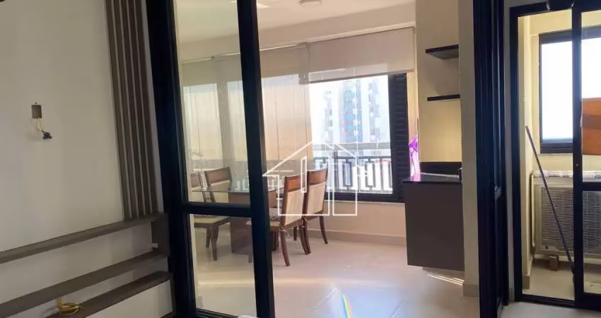 Apto 45m², 1 suíte, varanda com vidros e persianas, andar alto, mobiliado