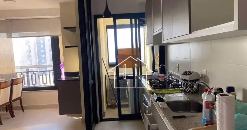 Apto 45m², 1 suíte, varanda com vidros e persianas, andar alto, mobiliado