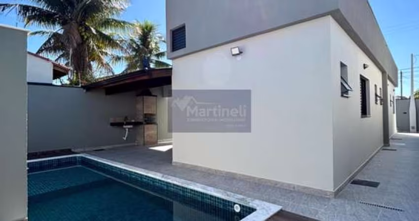 Oportunidade imperdível: Casa à venda em Itanhaém-SP, Bopiranga! 3 quartos, 2 suítes, 4 banheiros, 121m². Casa nova com piscina e fino acabamento, próximo ao mar!