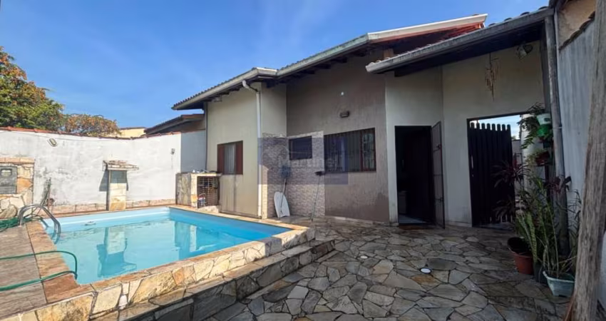 Imperdível: Casa à venda em Itanhaém-SP, Jardim Grandesp! 2 quartos, 1 suíte, 2 banheiros, 1 vaga de garagem, 54,77 m².