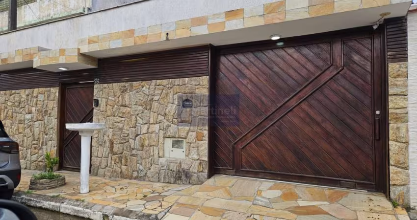 Imperdível casa à venda em Itanhaém-SP, Centro: 4 quartos, 2 suítes, sala, banheiro, garagem e 300m² de área!