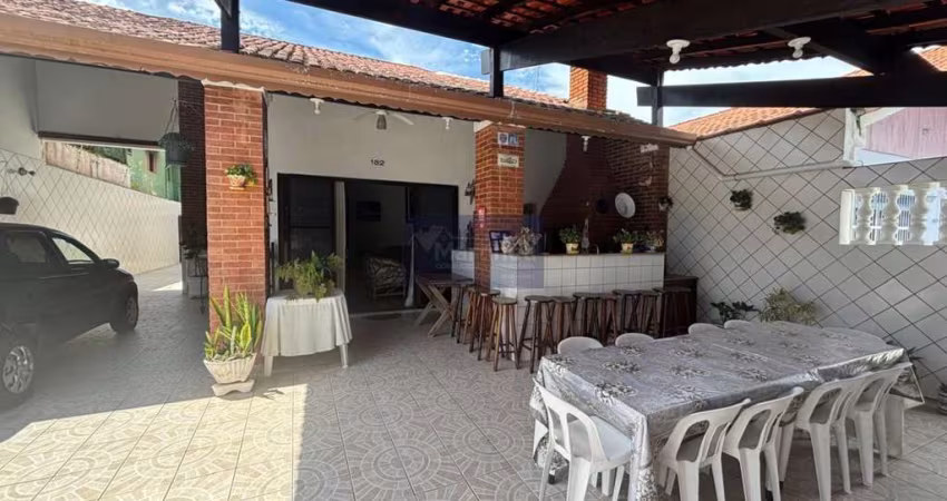 Imperdível! Casa à venda em Itanhaém-SP, Jardim Suarão: 3 quartos, 1 suíte, 1 sala, 1 banheiro, garagem e 270m².