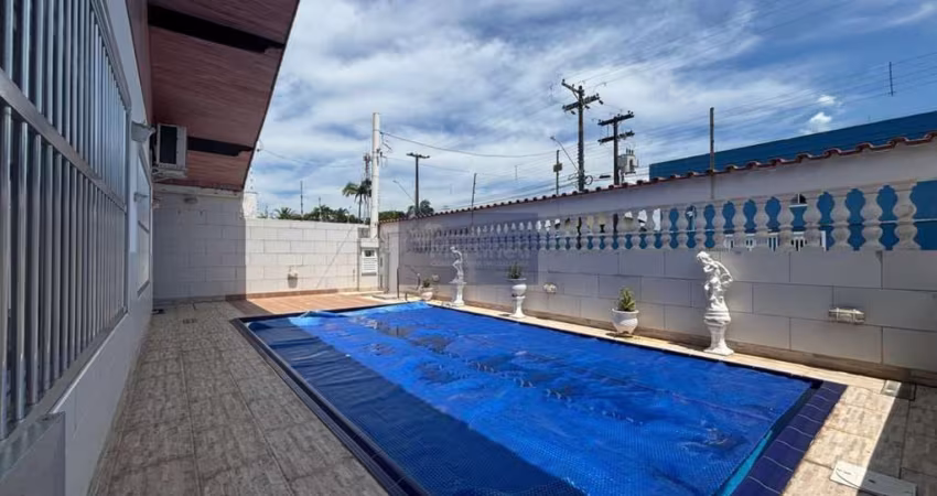 Imperdível residência de luxo à venda em Itanhaém-SP, Jardim Suarão! 3 quartos, 3 suítes, 1 sala, 1 banheiro, 2 vagas, 250m². Venha conferir!